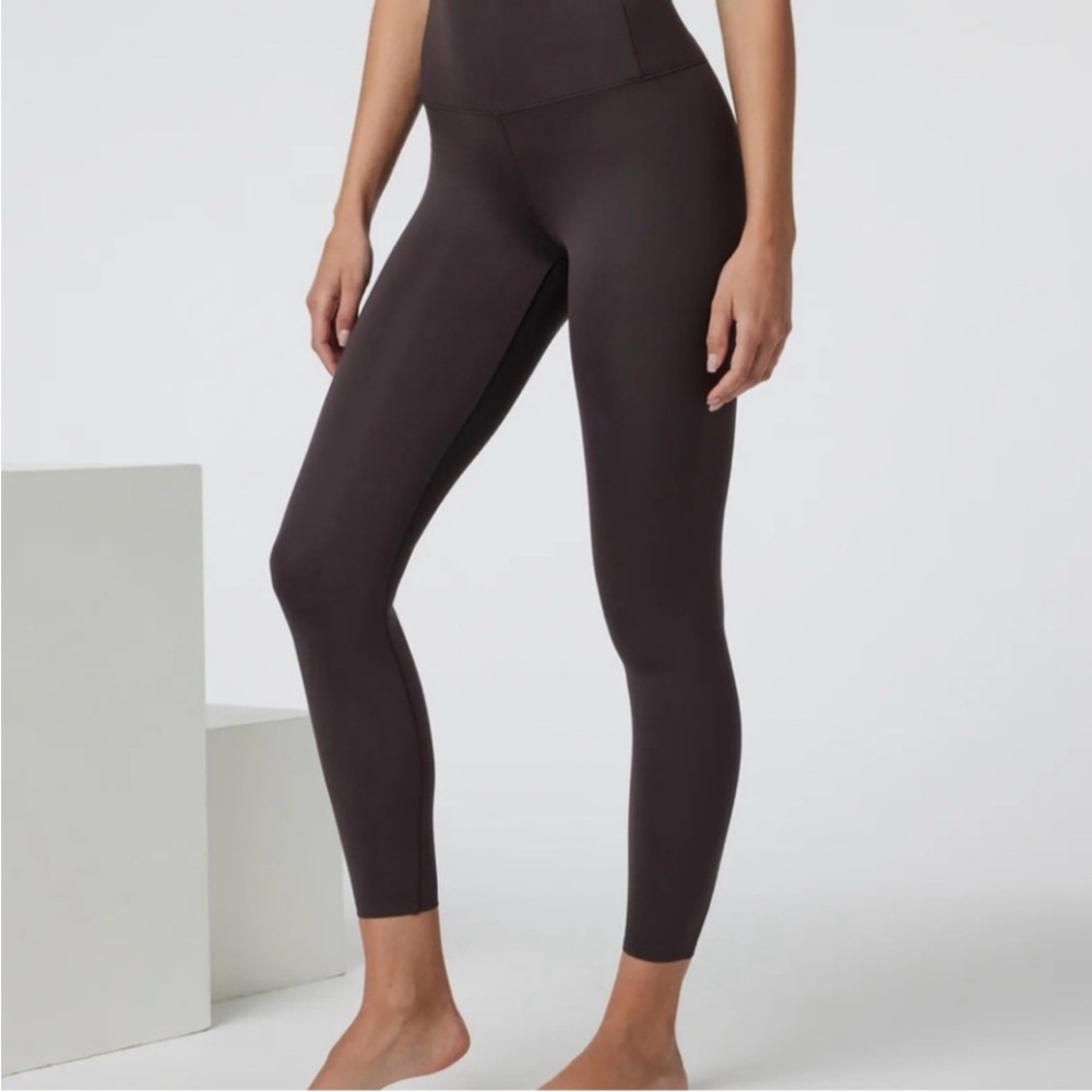 Vuori Women’s Evolve Uplift Legging Sz XS plum, excellent cond